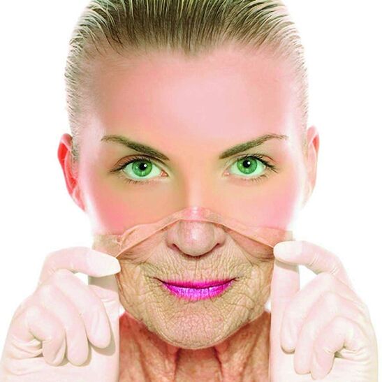 Una mujer adulta se deshace de las arrugas de su rostro con remedios caseros