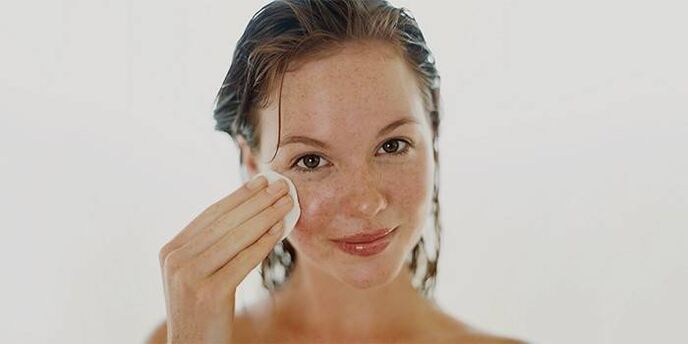 Aplicar aceite a la piel del rostro para rejuvenecerlo. 